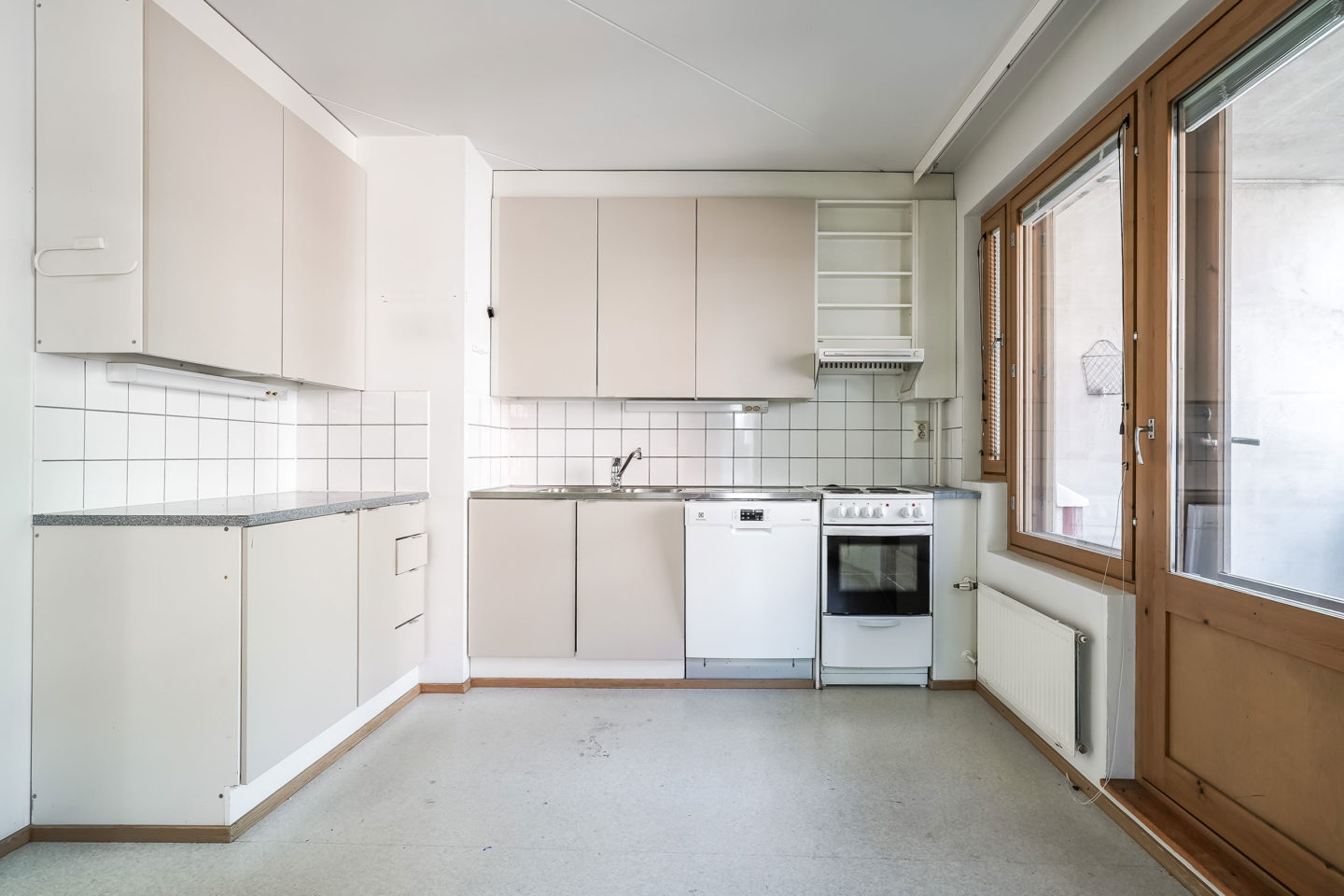 Kitchen before reform renovation.