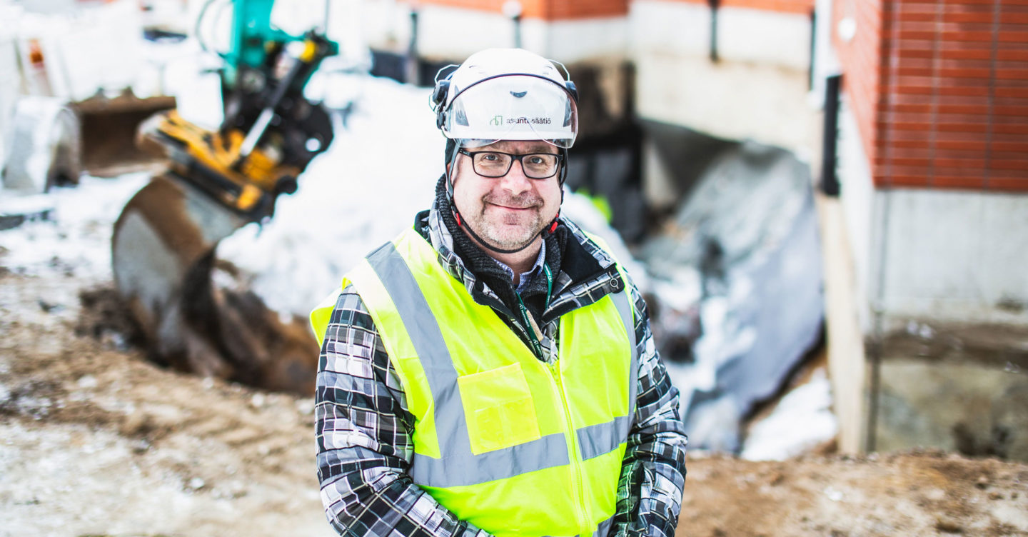 Projektipäällikkö Mikko Kolehmainen työmaalla