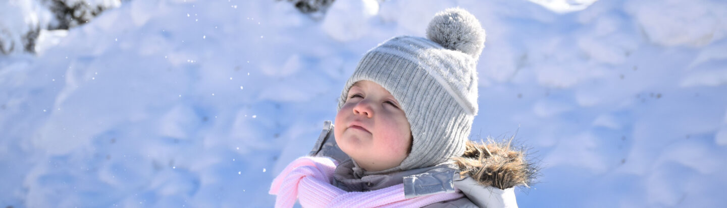 Lapsi ulkona talvisessa maisemassa.