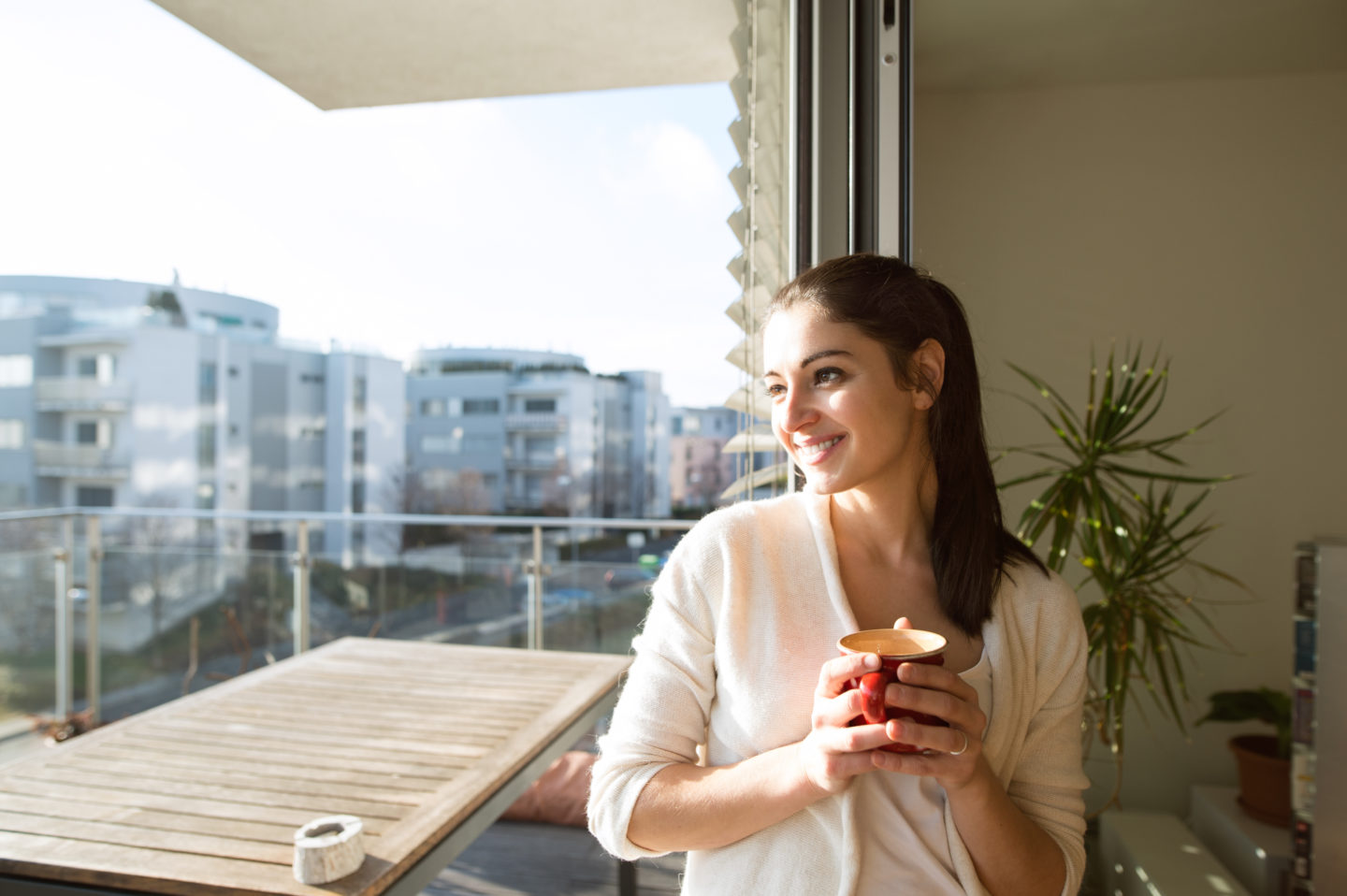 Nainen parvekkeella. Kuva: iStock.