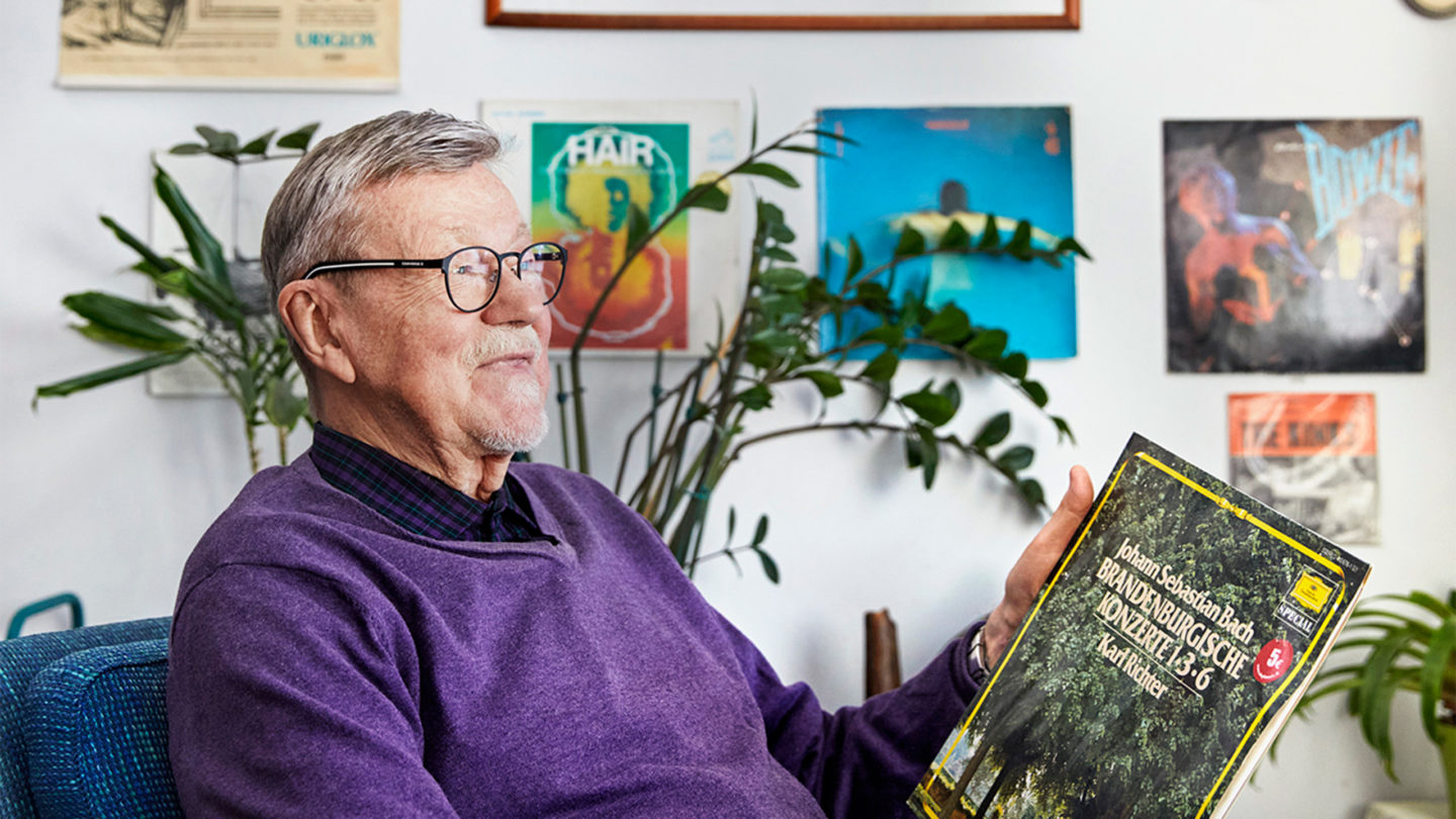 Ralf Holm levynkannet käsissään.