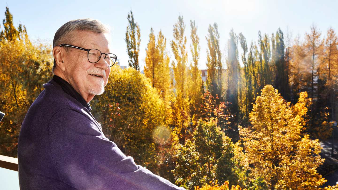 Ralf Holm ihailee ruskamaisemaa kotinsa parvekkeelta.