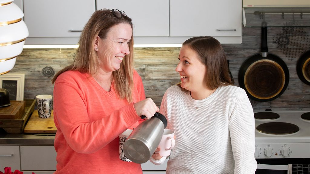 Asuntosäätiön asukkaat Nina ja Heidi tutustuivat toisiinsa pihatalkoissa.