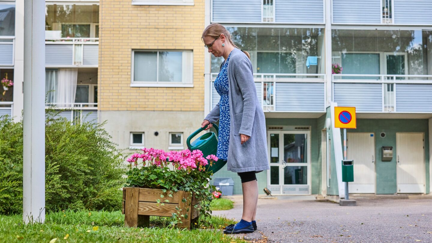 Maija kastelemassa pihakukkia.
